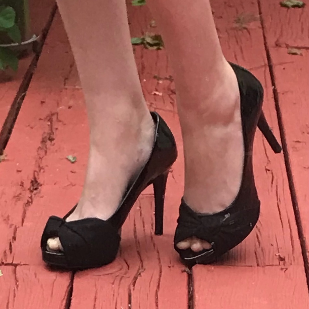 Fioni peep toe pumps